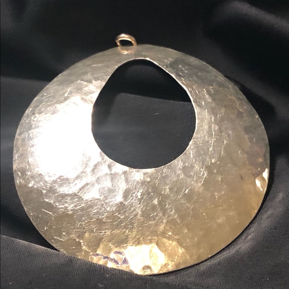 SALE‼️ Silver Teardrop Keyhole Pendant